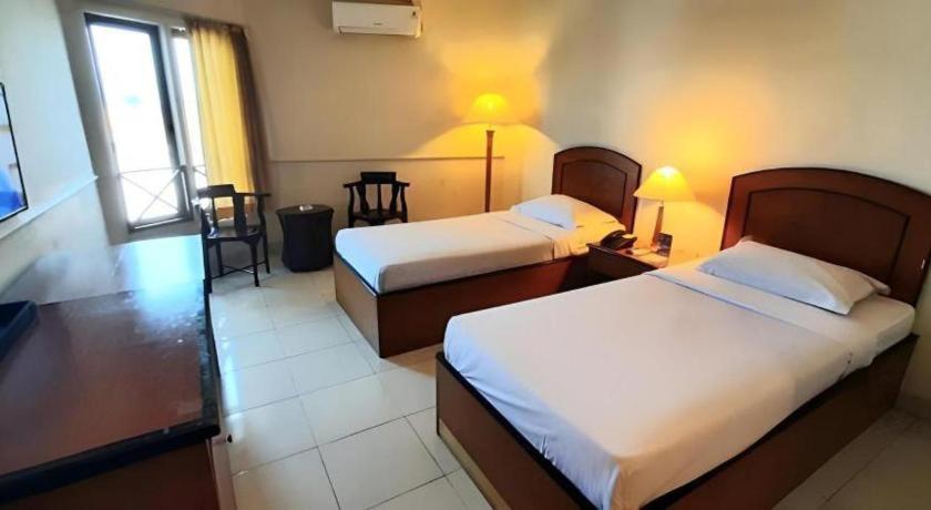อเล็กซานเดอร์ โฮเต็ล เตกัล Hotel ภายนอก รูปภาพ