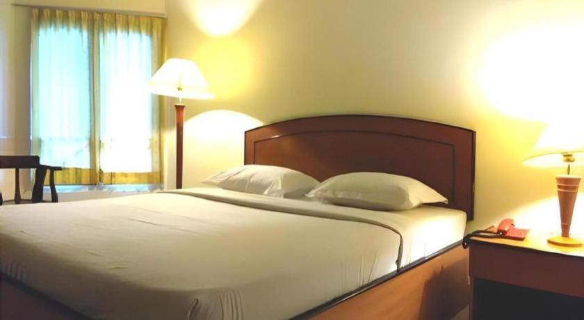 อเล็กซานเดอร์ โฮเต็ล เตกัล Hotel ภายนอก รูปภาพ