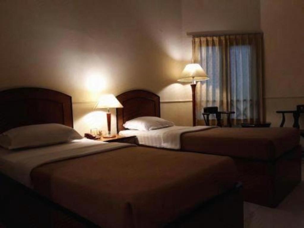 อเล็กซานเดอร์ โฮเต็ล เตกัล Hotel ภายนอก รูปภาพ